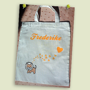 Bügelbilder auf Wäschebeutel: Namen und Löwe mit Herzen