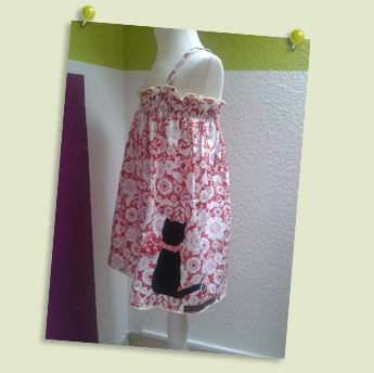 Kundenfoto - Oskars Schmusekatze auf einen Kinderkleidchen